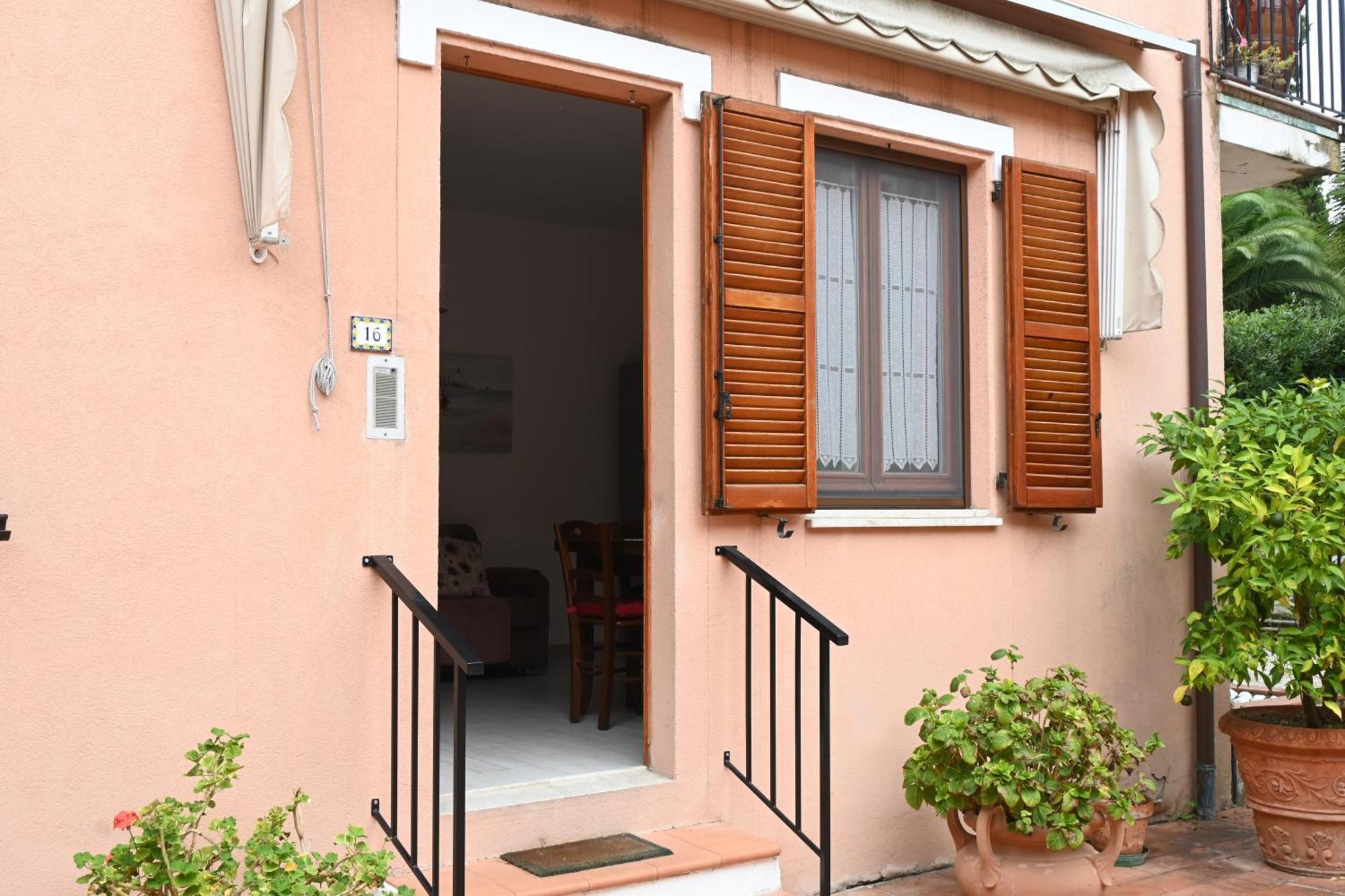 N080 - Numana, Bilocale Con Terrazzo In Centro Apartman Sirolo Kültér fotó